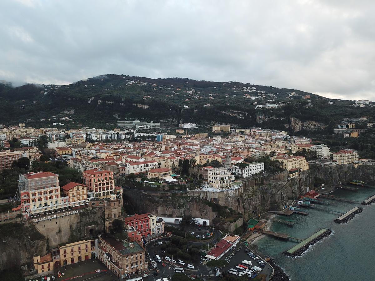 Yacht Club Capo Cervo Suites B&B Sorrento Exterior foto