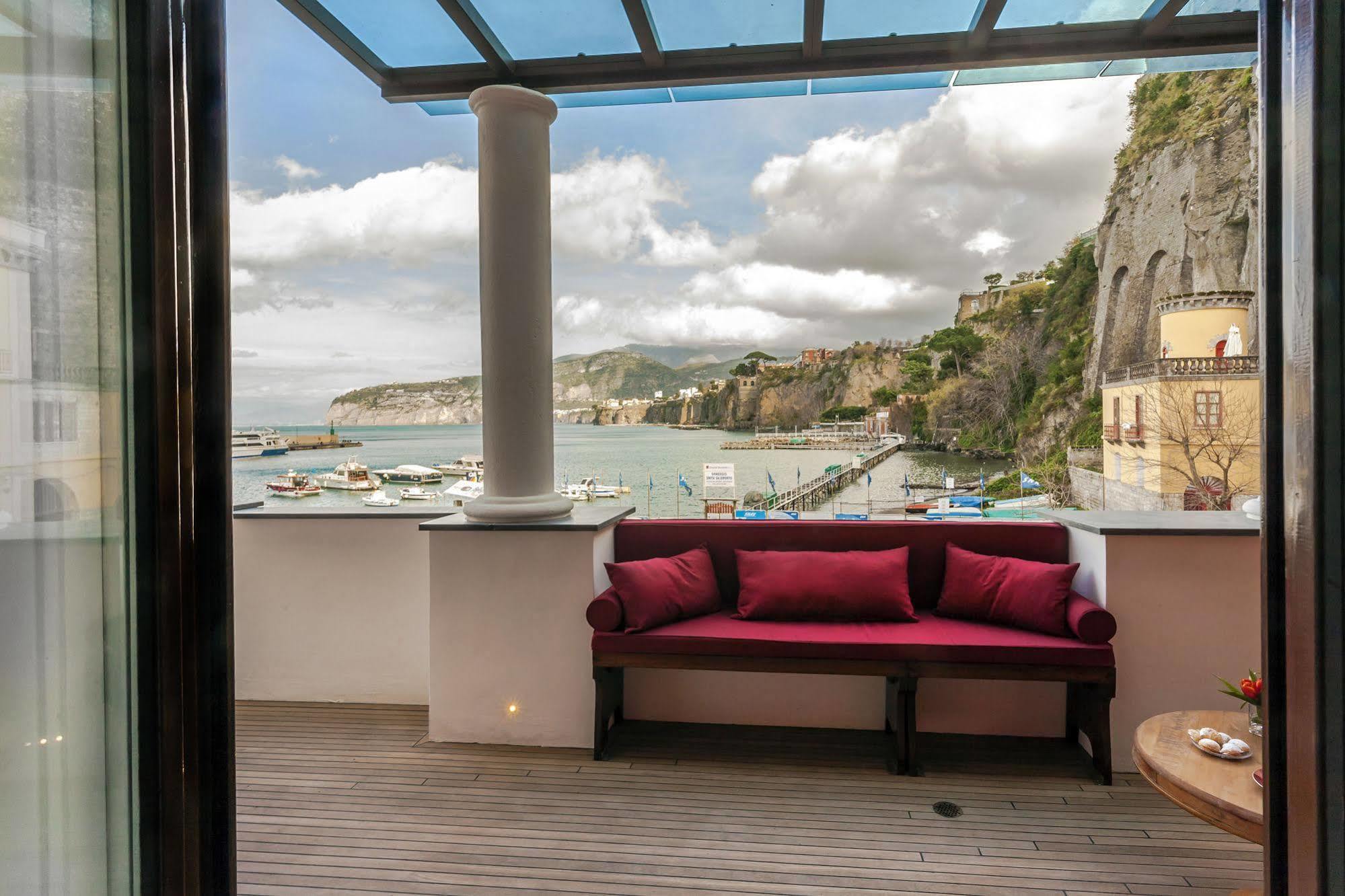 Yacht Club Capo Cervo Suites B&B Sorrento Exterior foto