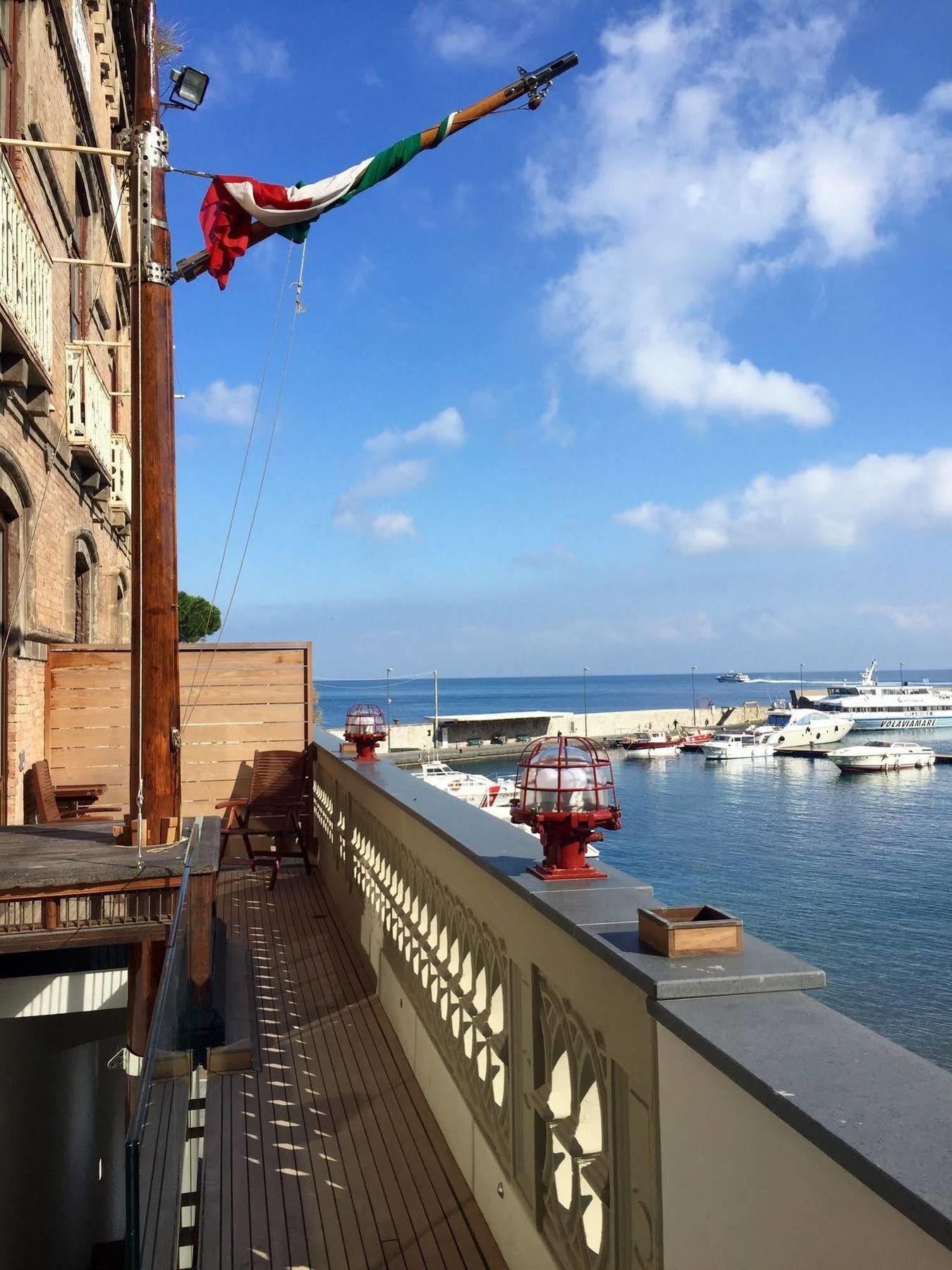 Yacht Club Capo Cervo Suites B&B Sorrento Exterior foto