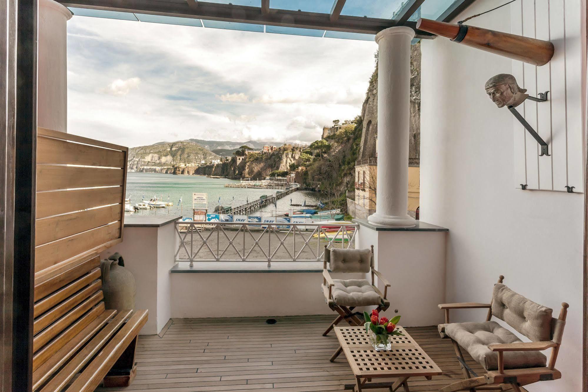 Yacht Club Capo Cervo Suites B&B Sorrento Exterior foto