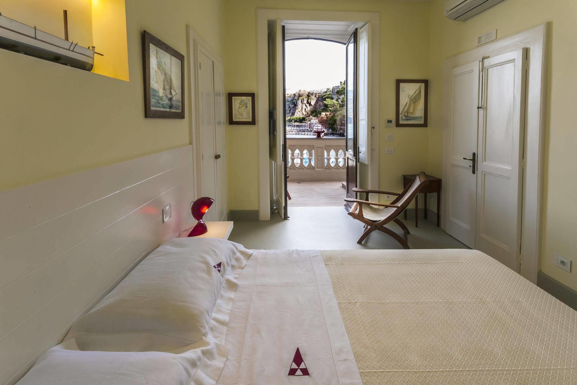 Yacht Club Capo Cervo Suites B&B Sorrento Exterior foto
