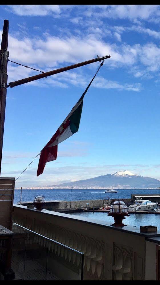 Yacht Club Capo Cervo Suites B&B Sorrento Exterior foto